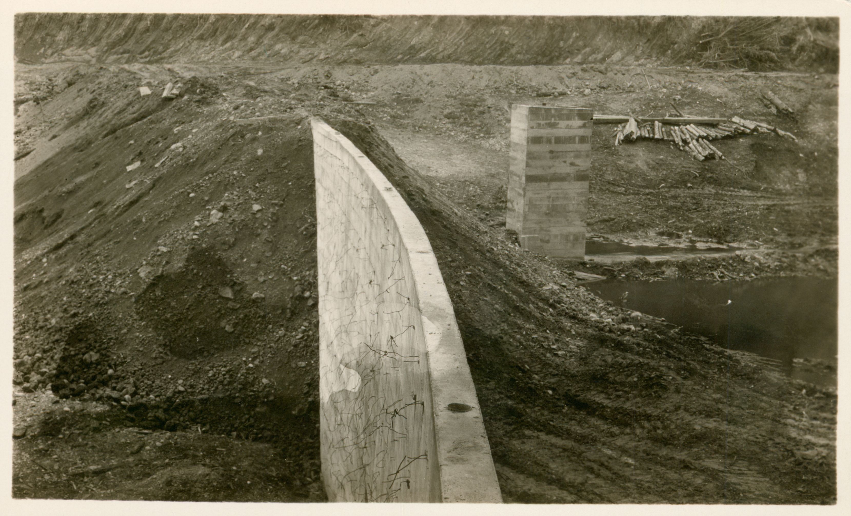 Workers during the general construction of the dam